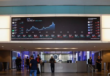 Ibovespa fecha em queda; dólar cai e ata do Copom impacta